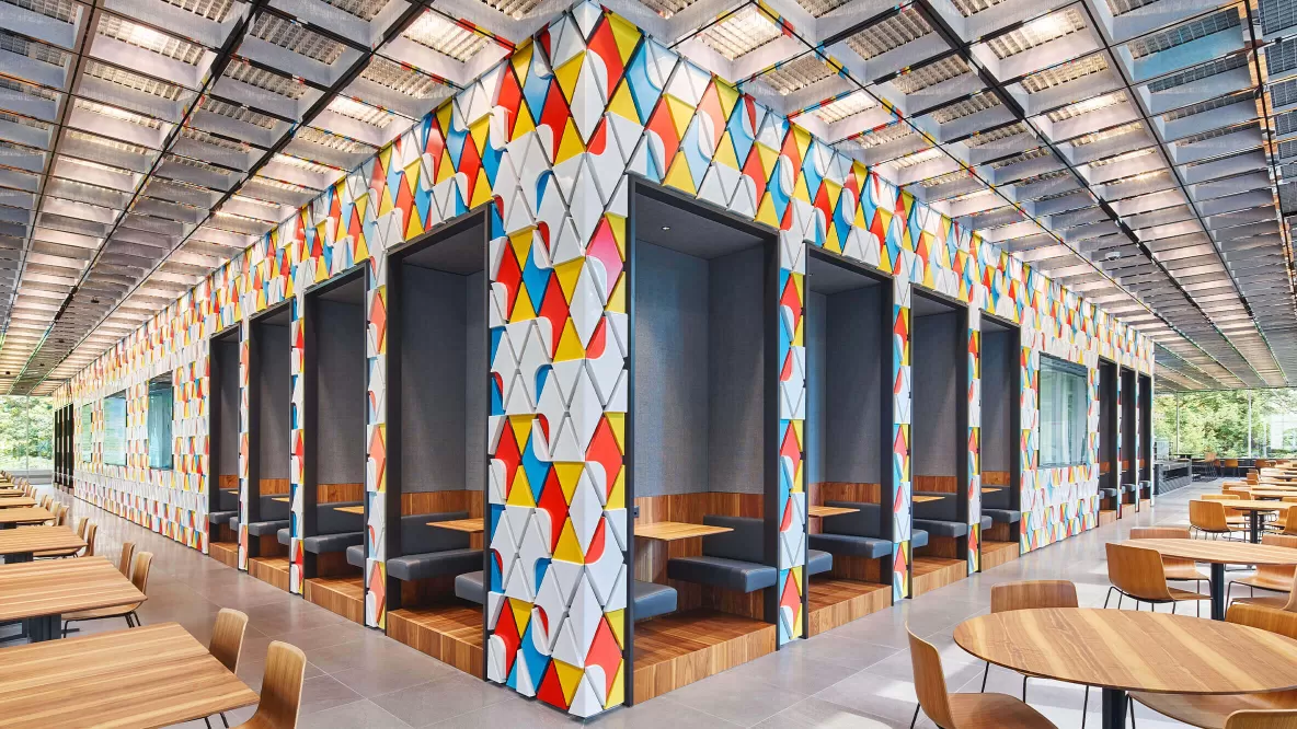 © Swiss Re / Photography: Luca Zanier, 2020 / Art: Jorge Pardo, Tobias Rehberger, Pae White, 2020