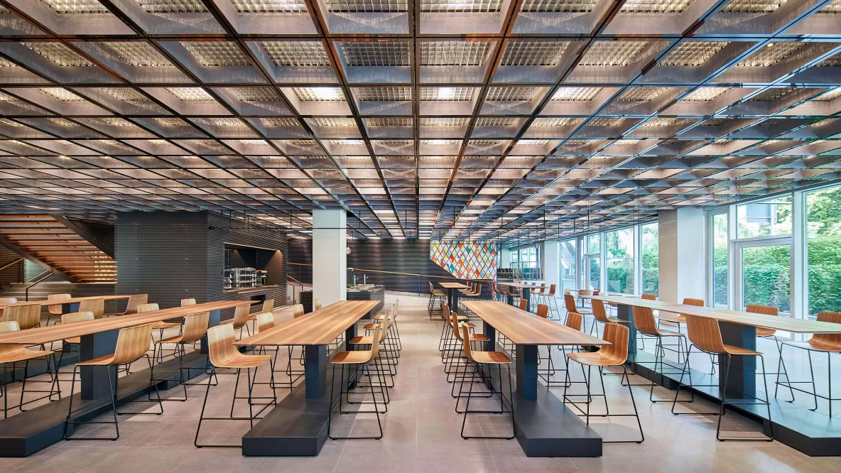 © Swiss Re / Photography: Luca Zanier, 2020 / Art: Jorge Pardo, Tobias Rehberger, Pae White, 2020