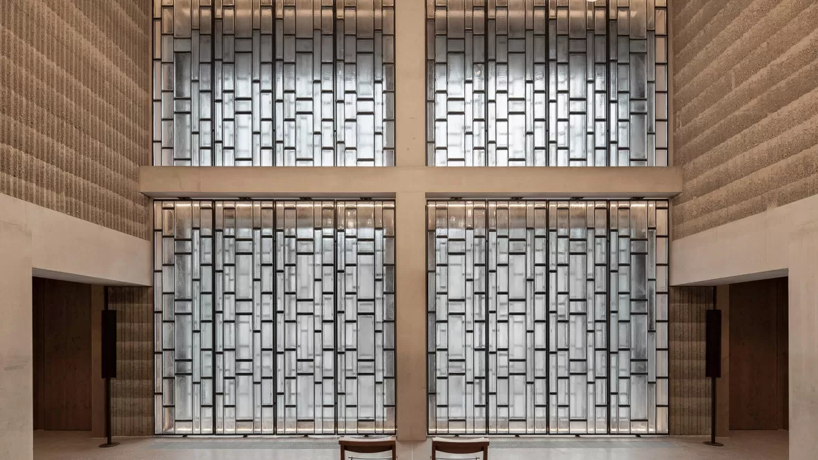 Für eine sakrale Stimmung in der Kapelle sorgen architektonische Elemente in Kreuzform, die sich von hinterleuchtetem Glas abheben.