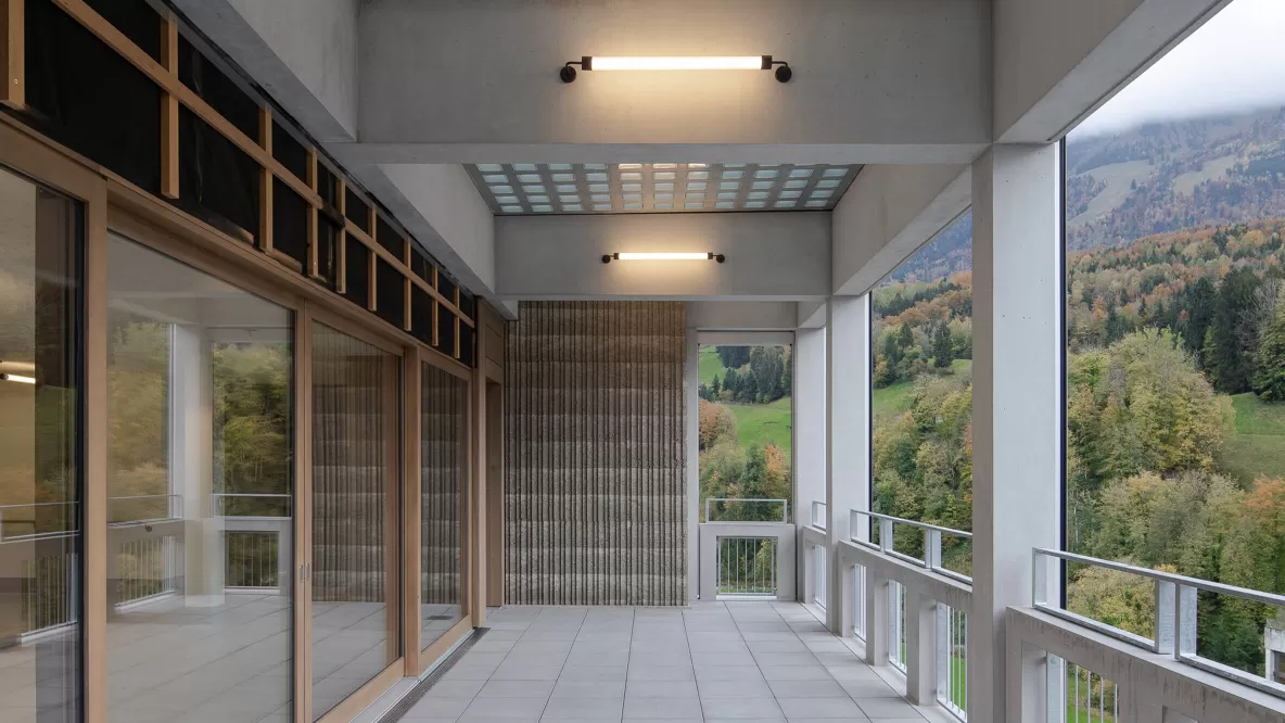 Angepasst an die Architektur, beleuchten lineare Wandleuchten die Terrassen.
